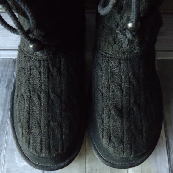 SIZE 7.5. Skechers Australia black knit ankle boots - Picture 3 of 16